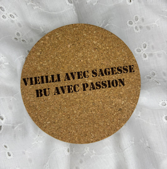 Dessous de verre en liège "Vieilli avec sagesse bu avec passion"